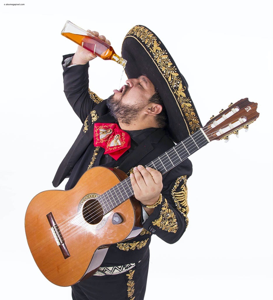mariachi con guitarra y tequila