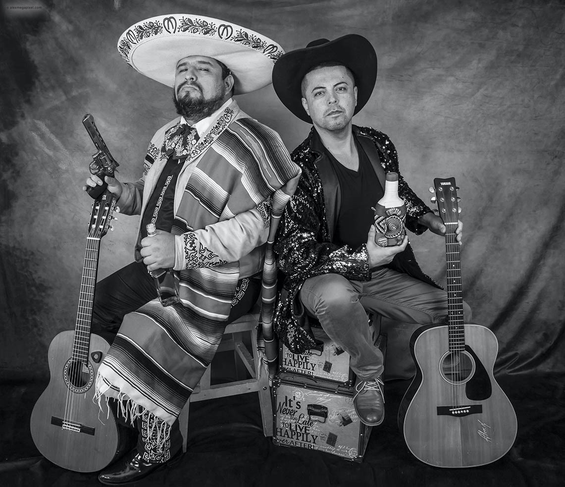 mariachi con guitarra y tequila